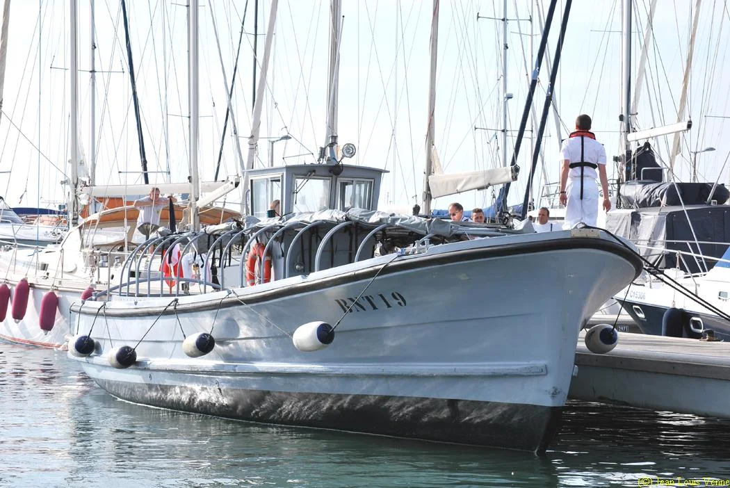Une embarcation utilisée pour le transport de personnel