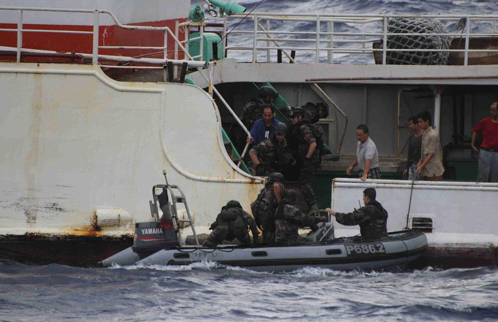 L'équipe de visite de la Glorieuse embarque sur un palangrier