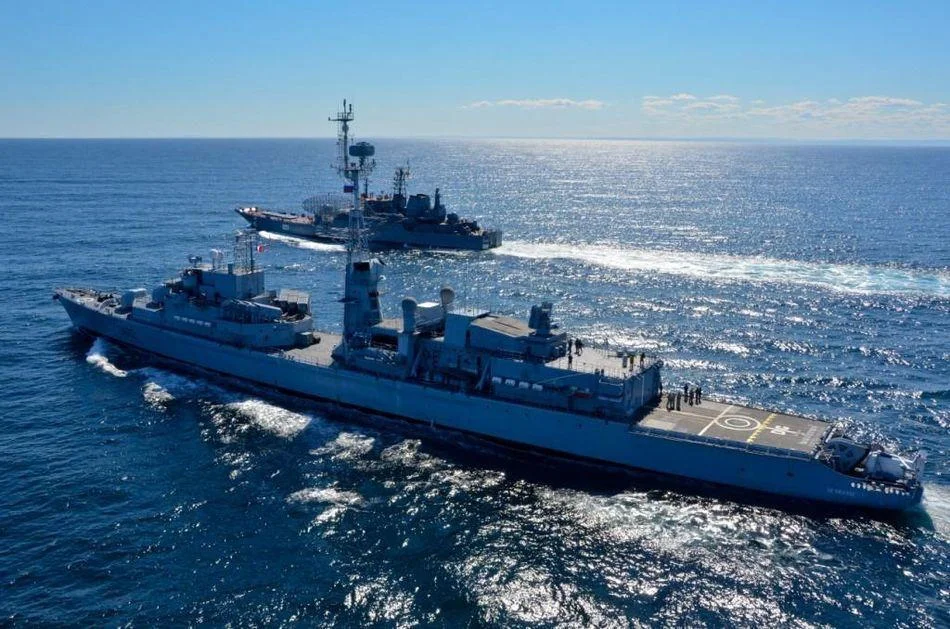 Le De Grasse et l’Otrakovskiy lors d’une évolution tactique