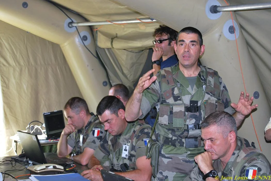 Poste de commandement sous la tente