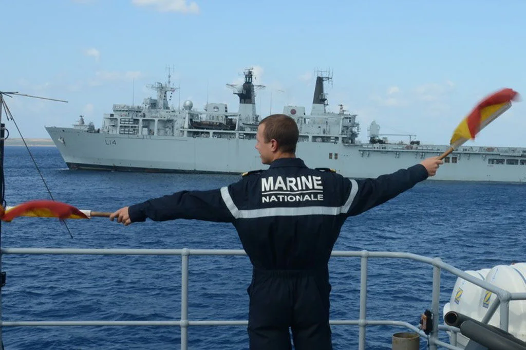 Un aviso de la marine nationale rejoint un groupe amphibie britannique