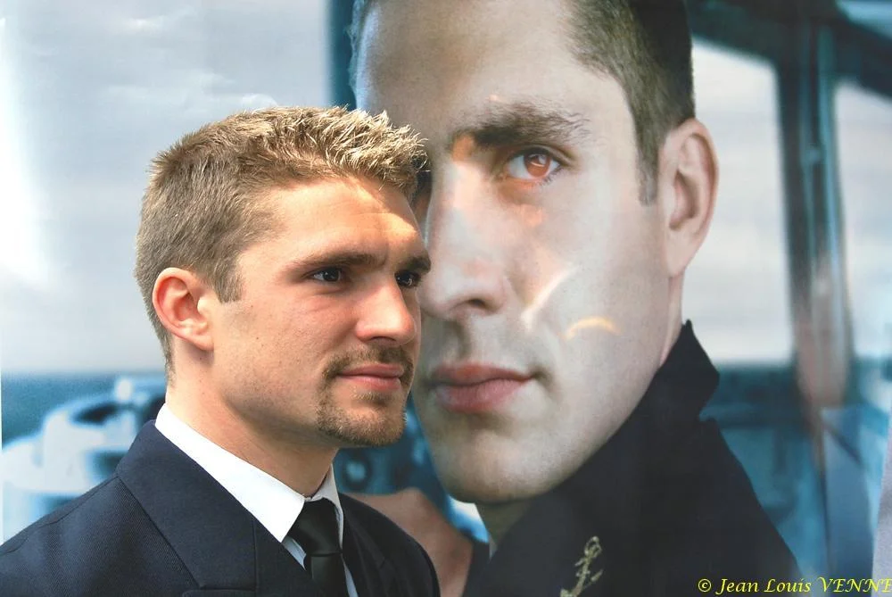 Les 2 marins devant les affiches de la campagne