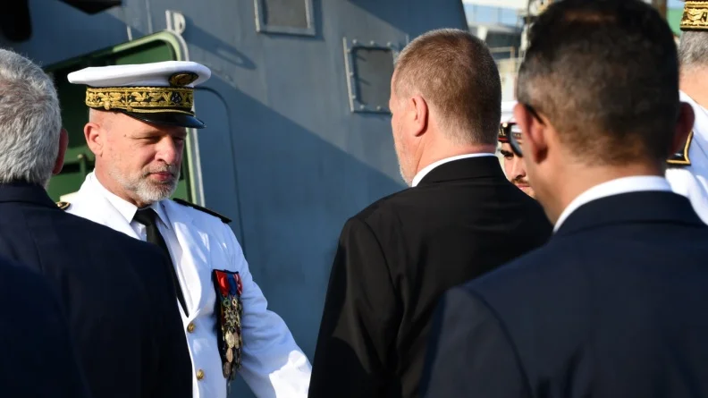 Le vice-amiral d’escadre Christophe Cluzel remet une médaille de la défense nationale à un collaborateur de Naval Group
