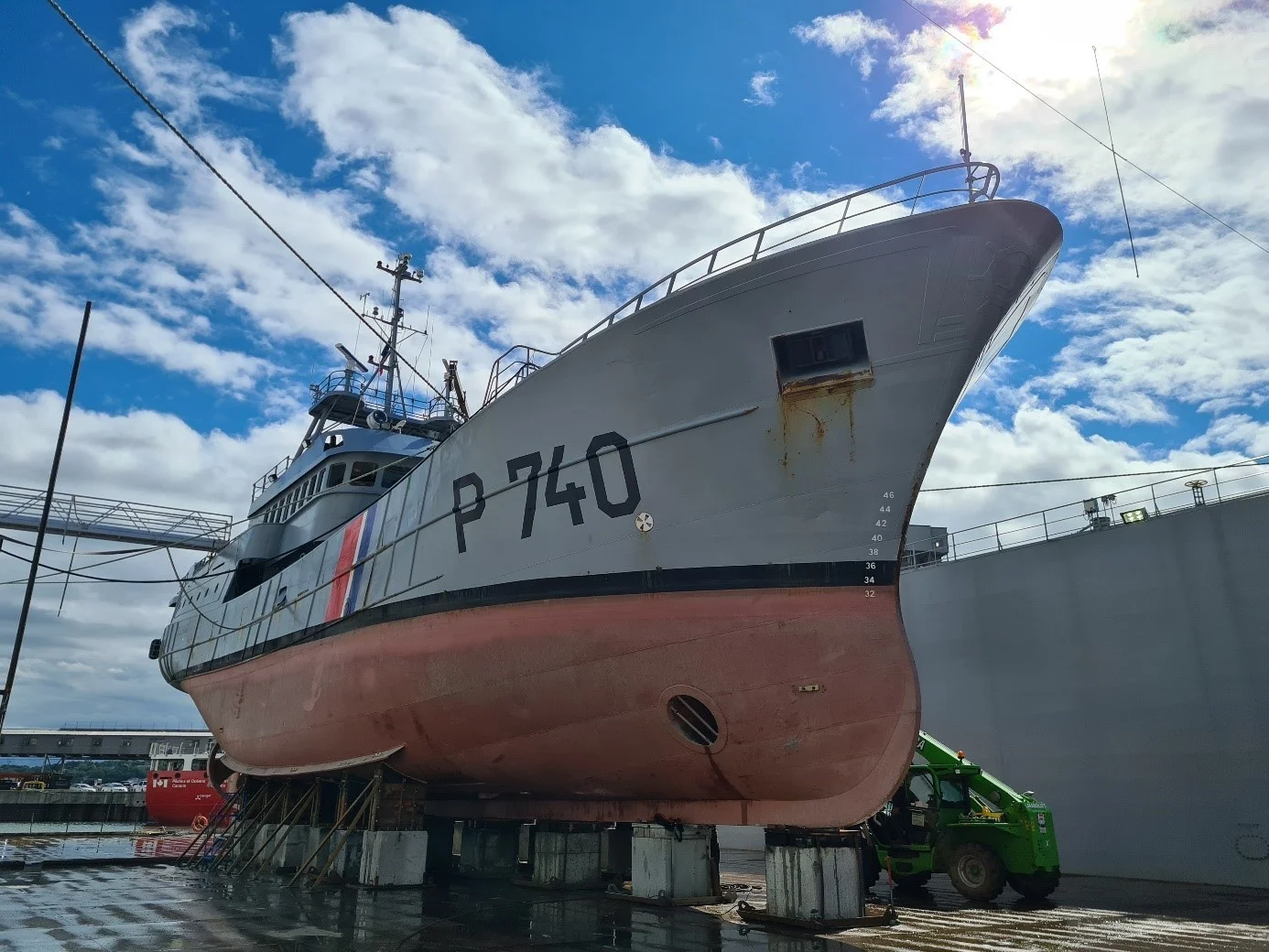Le patrouilleur Fulmar échoué sur un dock flottant