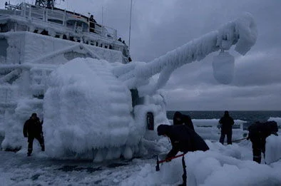La tourelle du La Motte-Picquet prise dans les glaces