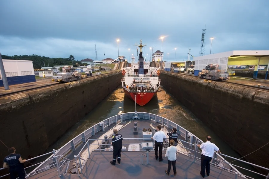 Le B2M D’Entrecasteaux traverse le canal de Panama