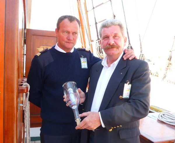 Pierre-Arnaud Lebonnois remet au lieutenant de vaisseau Laurent sa toile intitulée 