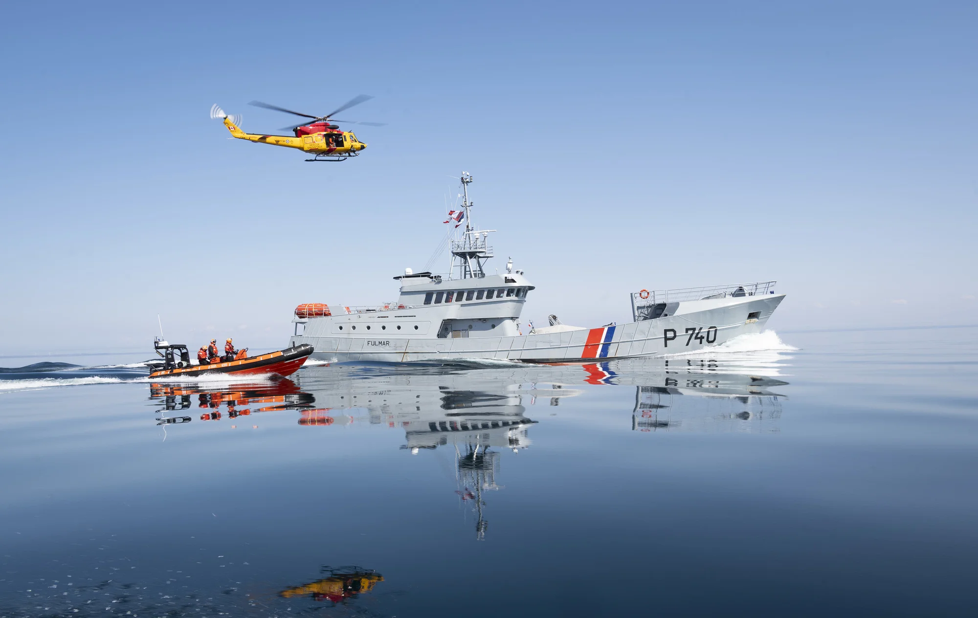 Le patrouilleur Fulmar participe à un exercice de sauvetage sur le lac Ontario (Canada)