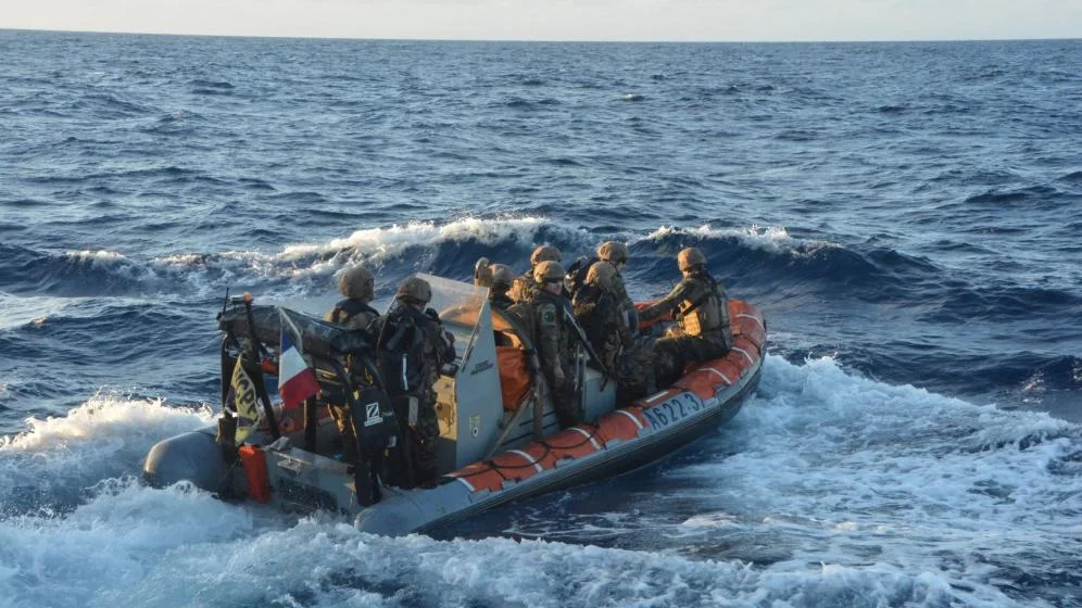 L'équipe de visite du Bougainville se dirige vers un bateau de pêche à contrôler