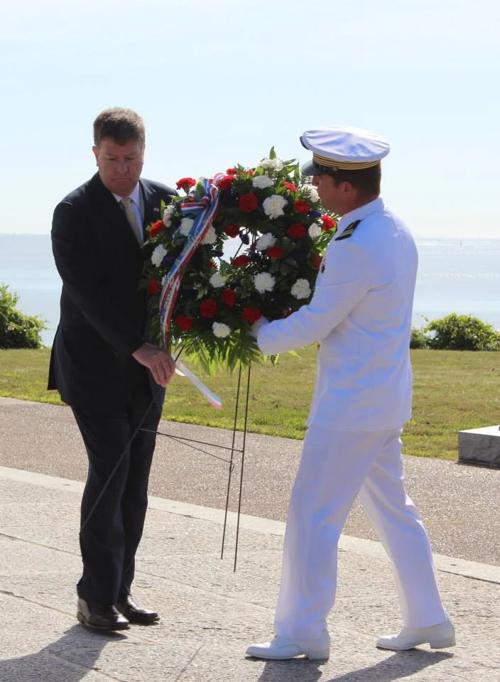 Le commandant de la frégate La Fayette dépose une gerbe
