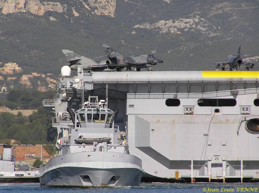 Autour du porte-avions Charles de Gaulle
