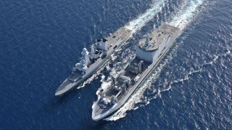 La frégate Forbin se ravitaille auprès du nouveau bâtiment ravitailleur de flotte italien Vulcano