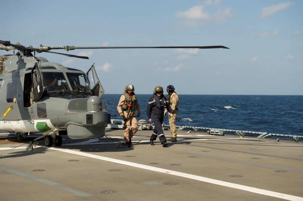 Le commandant de la force europénne Atalante arrive à bord de la frégate allemande Hessen 