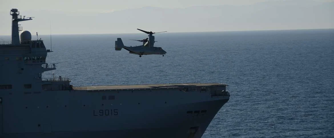 Un V22 de l’US Marine Corps Osprey apponte sur le BPC Dixmude