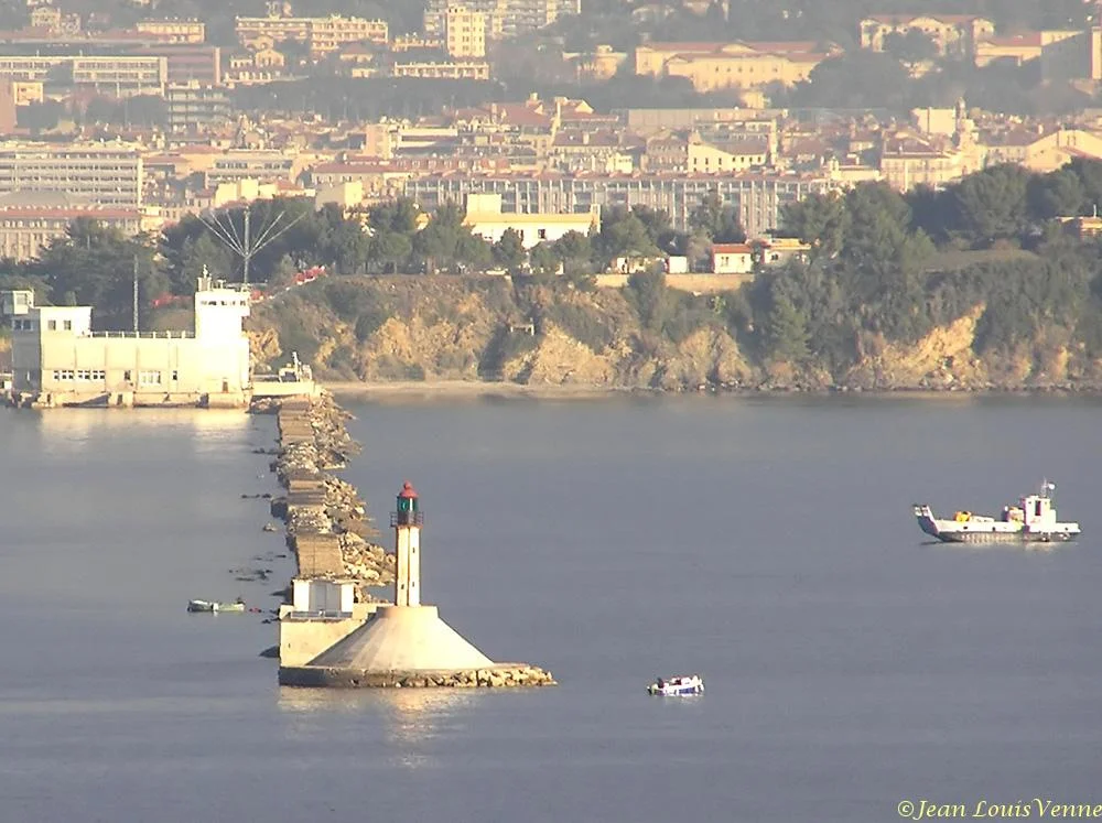 La jetée qui protège la rade de Toulon