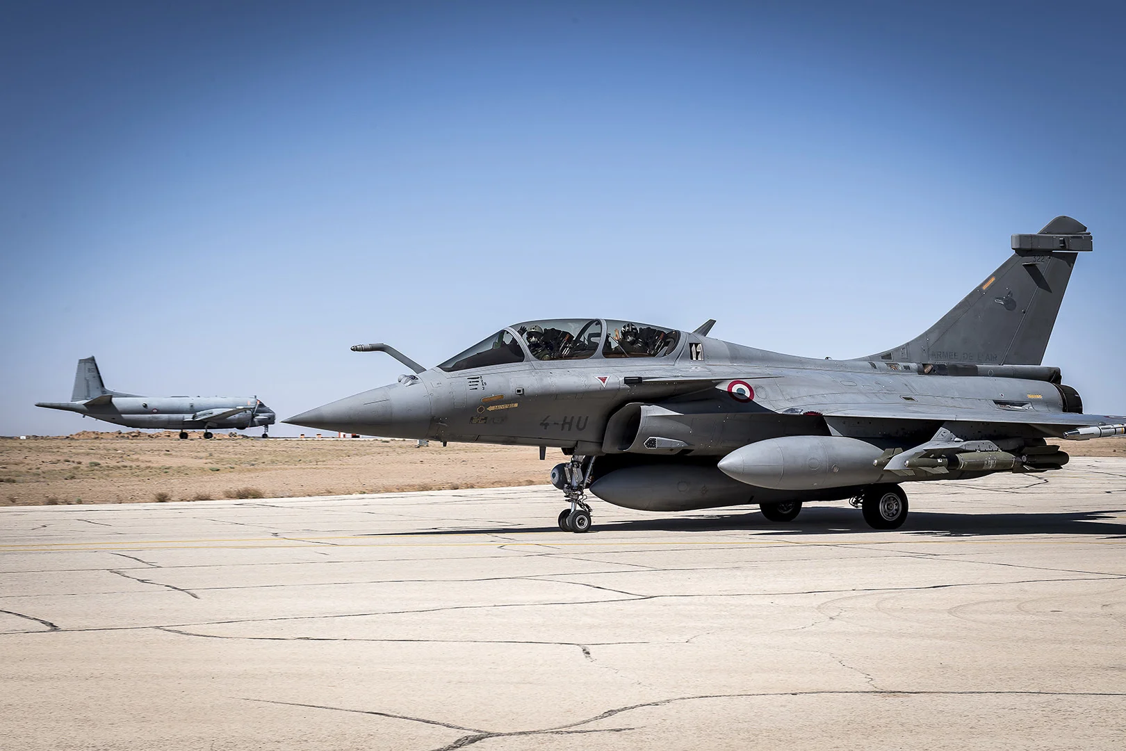 Un Rafale et un ATL2 décollent de la base aérienne projetée