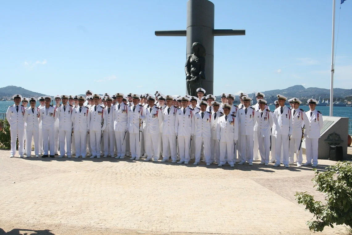 L'équipage rouge du Casabianca devant le monument des sous-mariniers