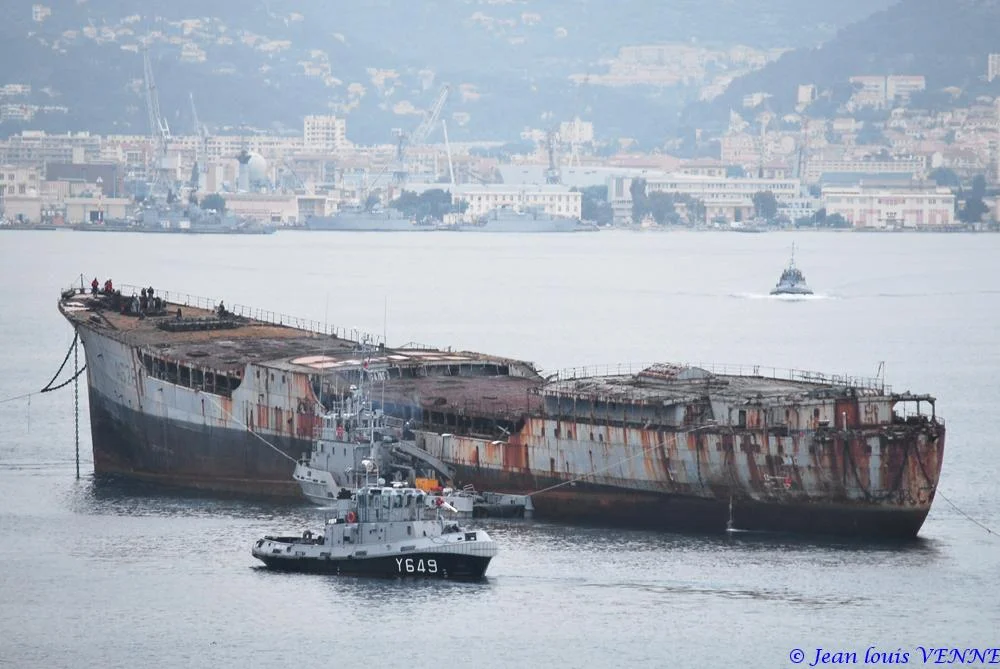 Arrivée à Toulon de la coque de l’ex-pétrolier Saône