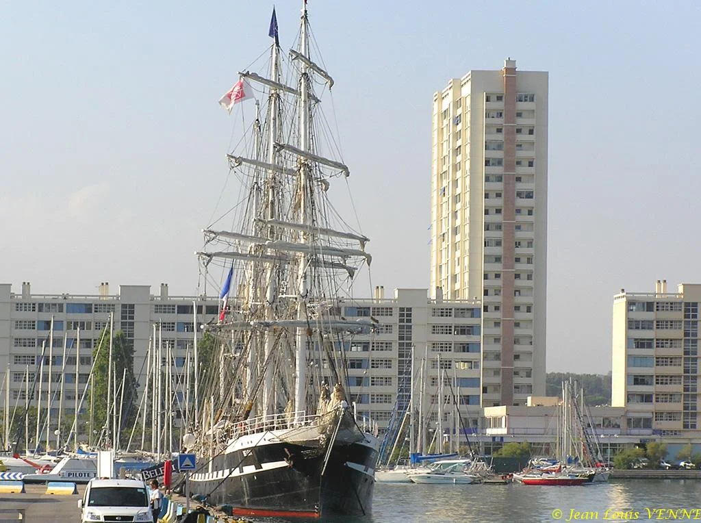 Le Bélem change de quai