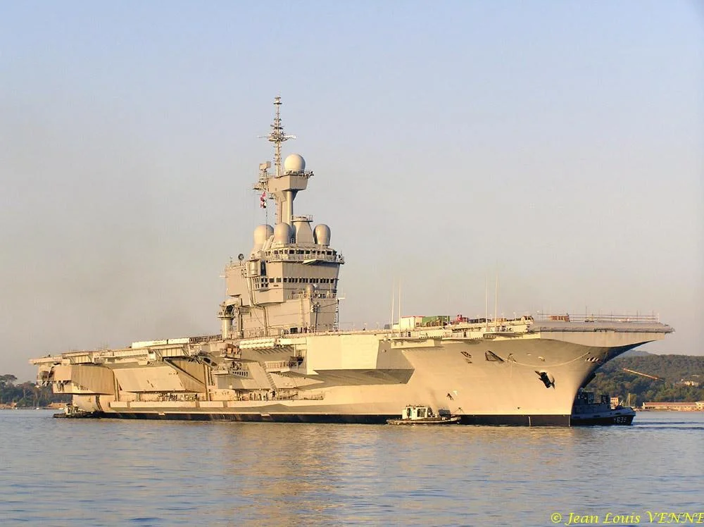 Le Charles de Gaulle sort du bassin