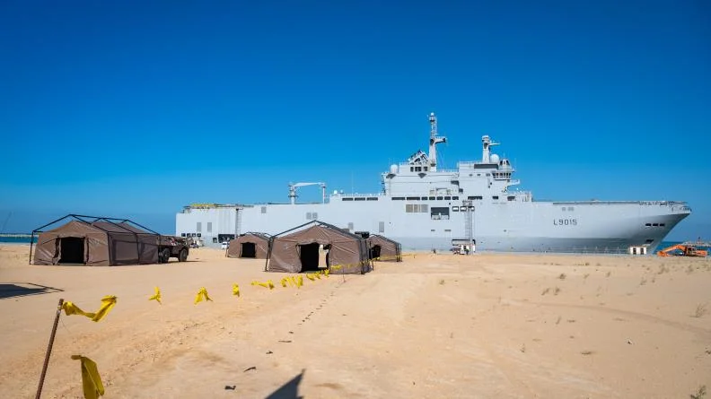 Le porte-hélicoptères Dixmude en Egypte