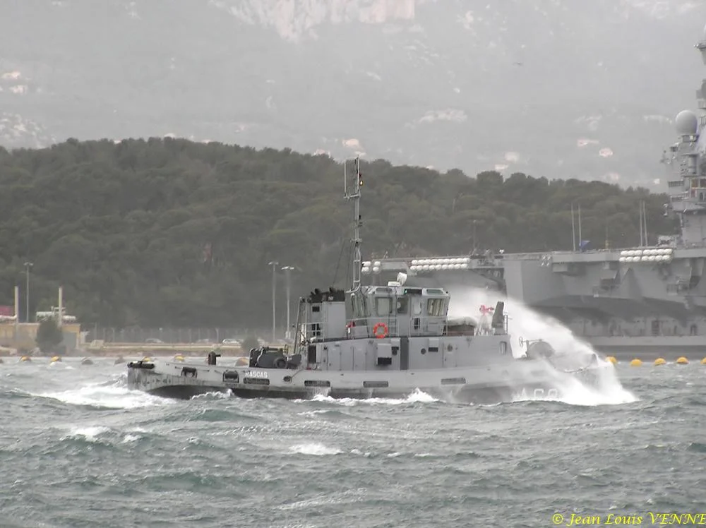 Un remorqueur dans la tempête