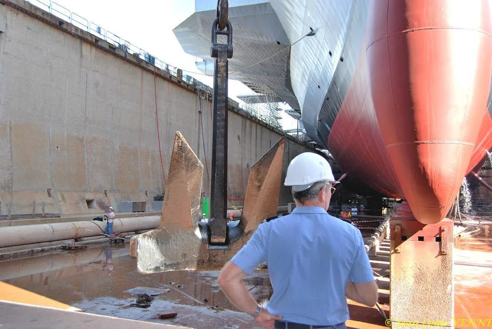 Le Charles de Gaulle ré-embarque ses lignes de mouillage