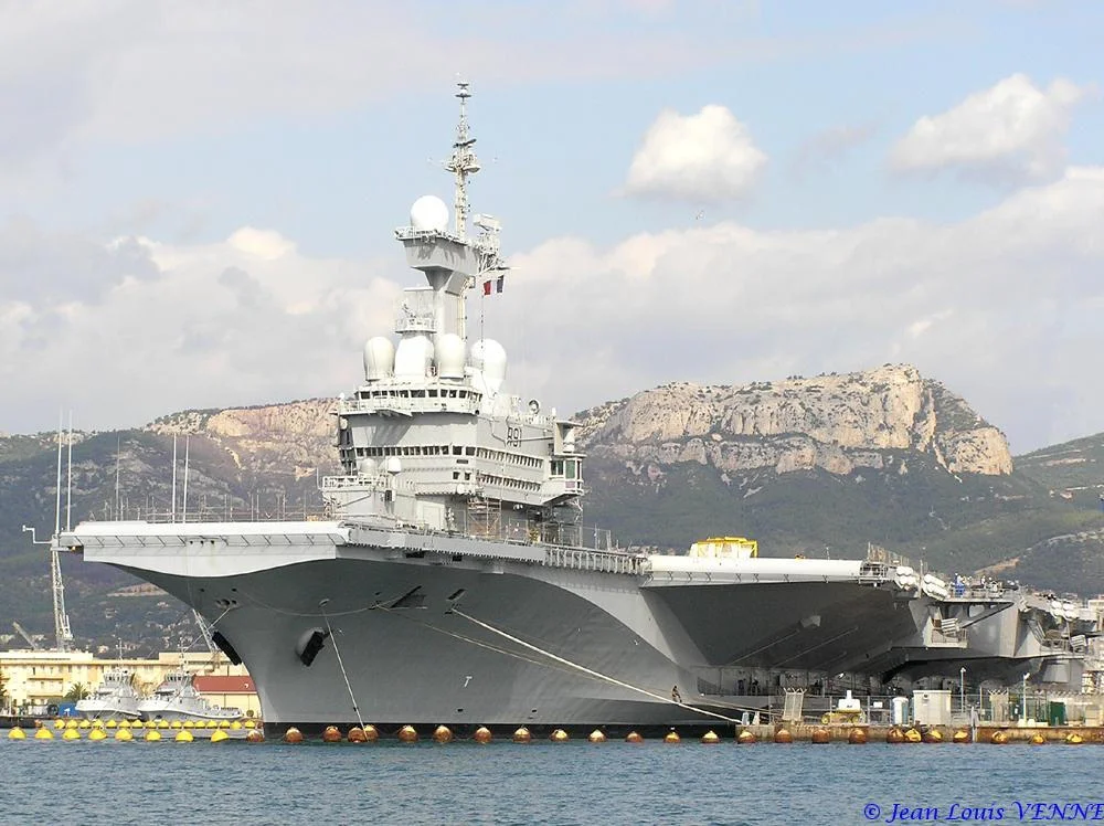 Le porte-avions Charles de Gaulle après son retournement