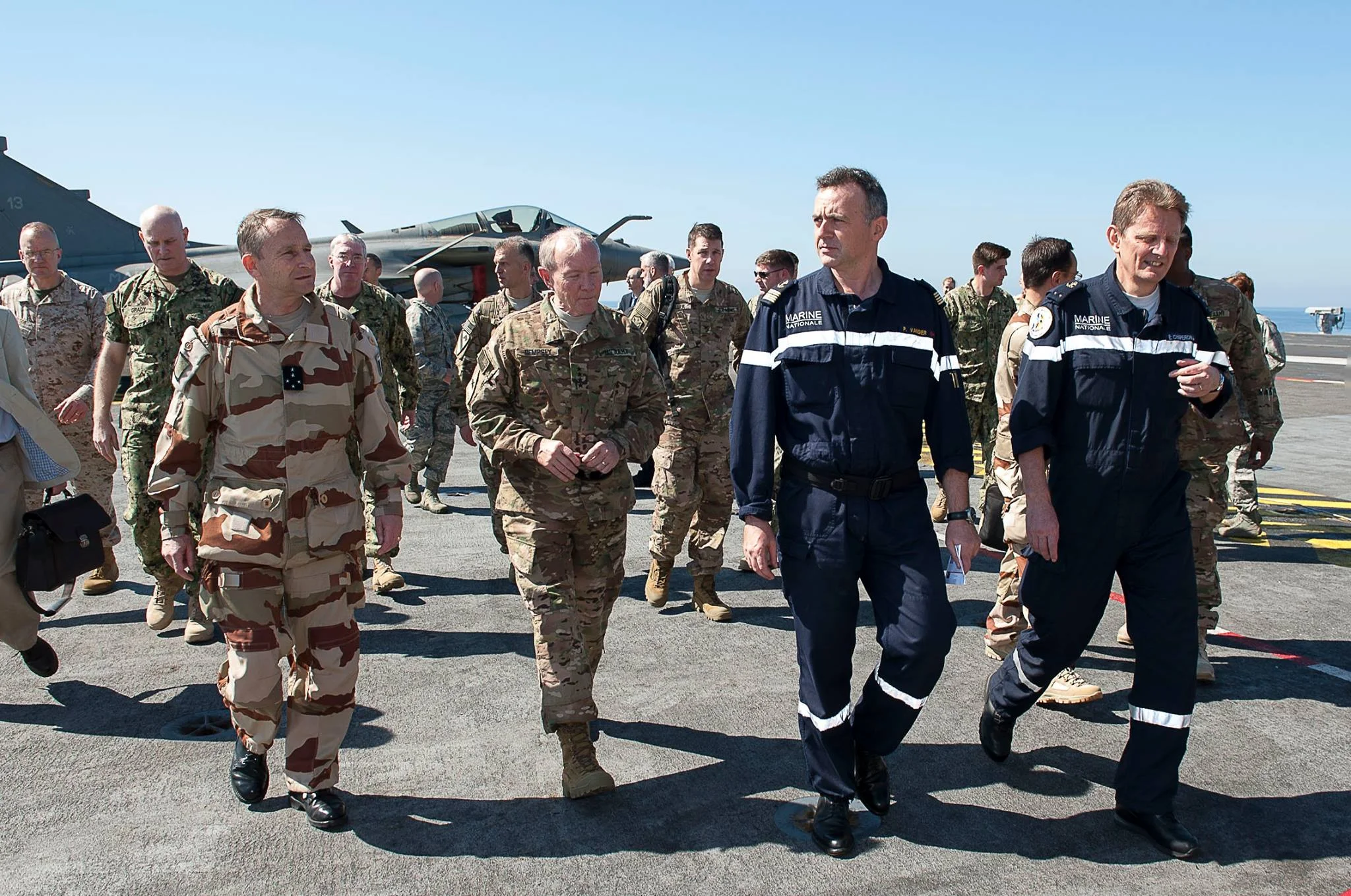 Le chef d’état-major des armées accueille son homologue américain à bord du Charles de Gaulle