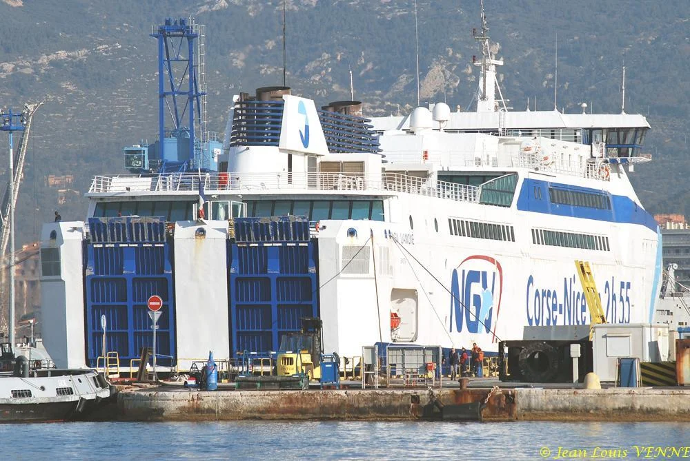 Le Liamone entre dans un bassin de DCNS à Toulon