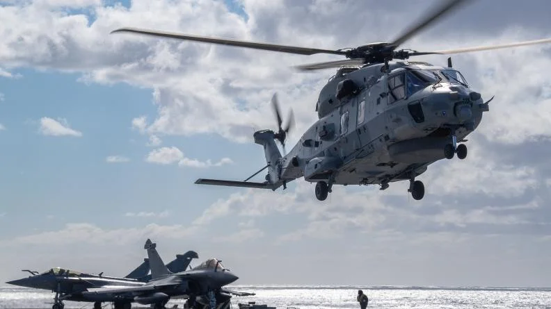 Un hélicoptère Caiman décolle du Charles de Gaulle