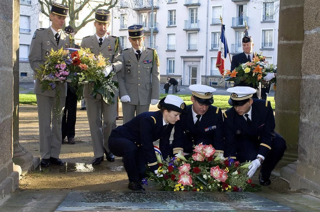 Dépôt de gerbes devant l’ancienne caserne Fautras