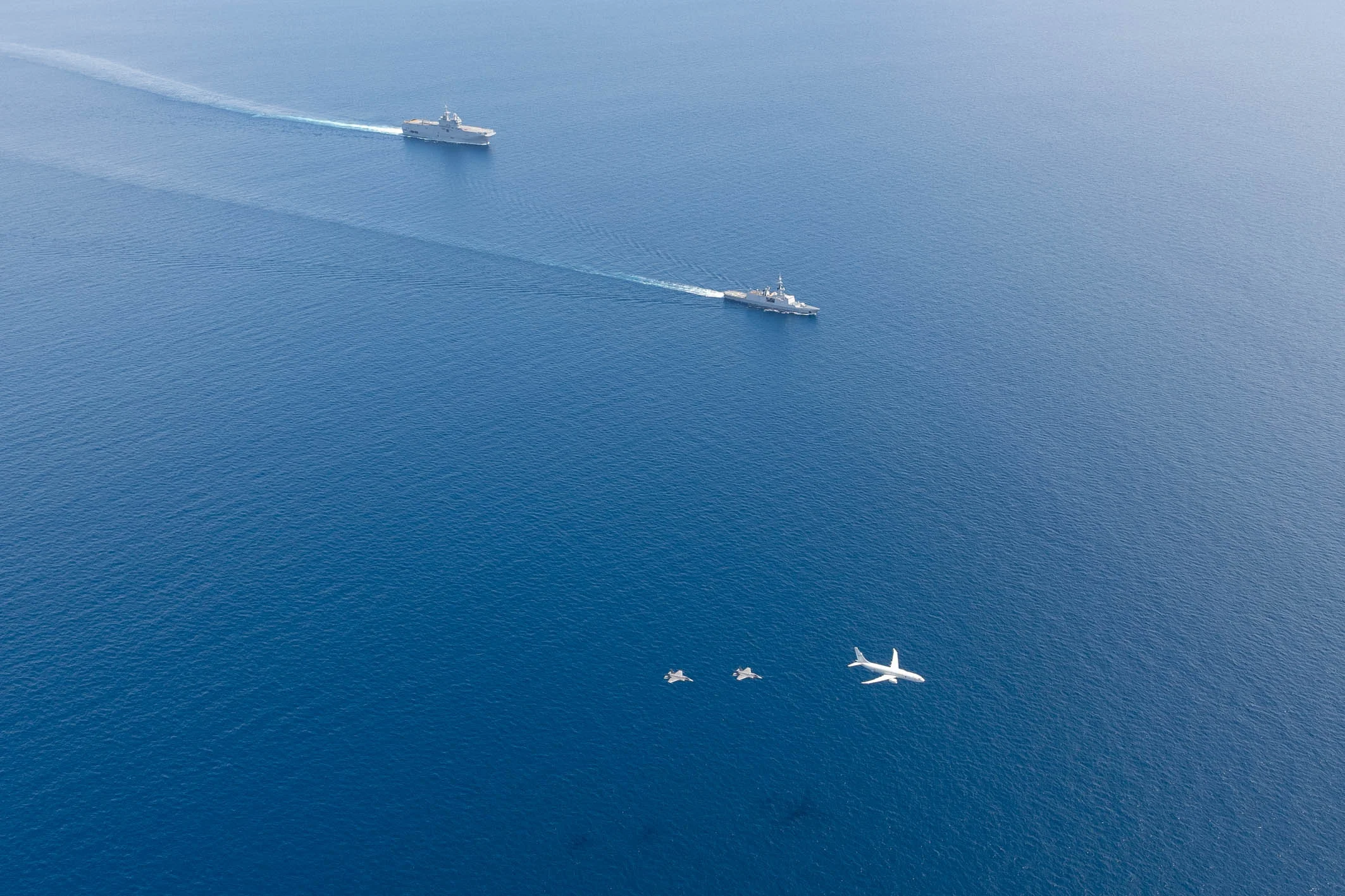 Des avions P-8A Poseidon et F-35A Lightning II de la Royal Australian Air Force survolent le groupe Jeanne d'Arc