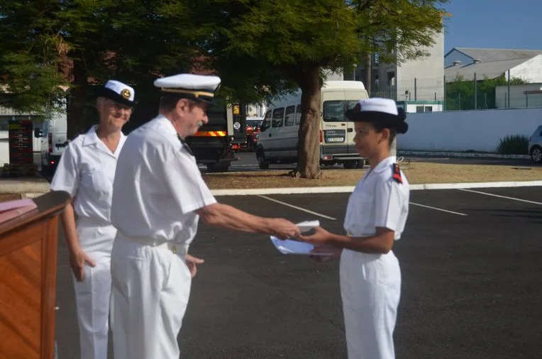 Une stagiaire de la préparation militaire marine « Quartier Maître Jean Couturier » reçoit son diplôme