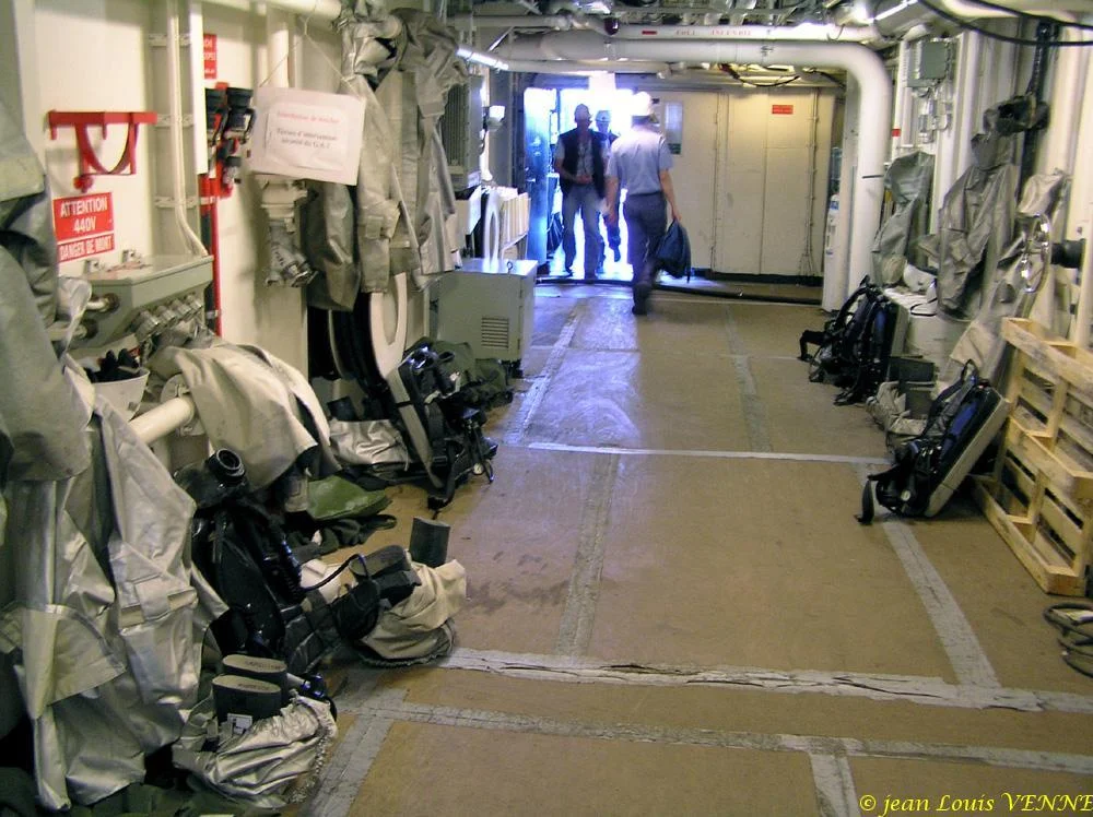 Une coursive du Charles de Gaulle