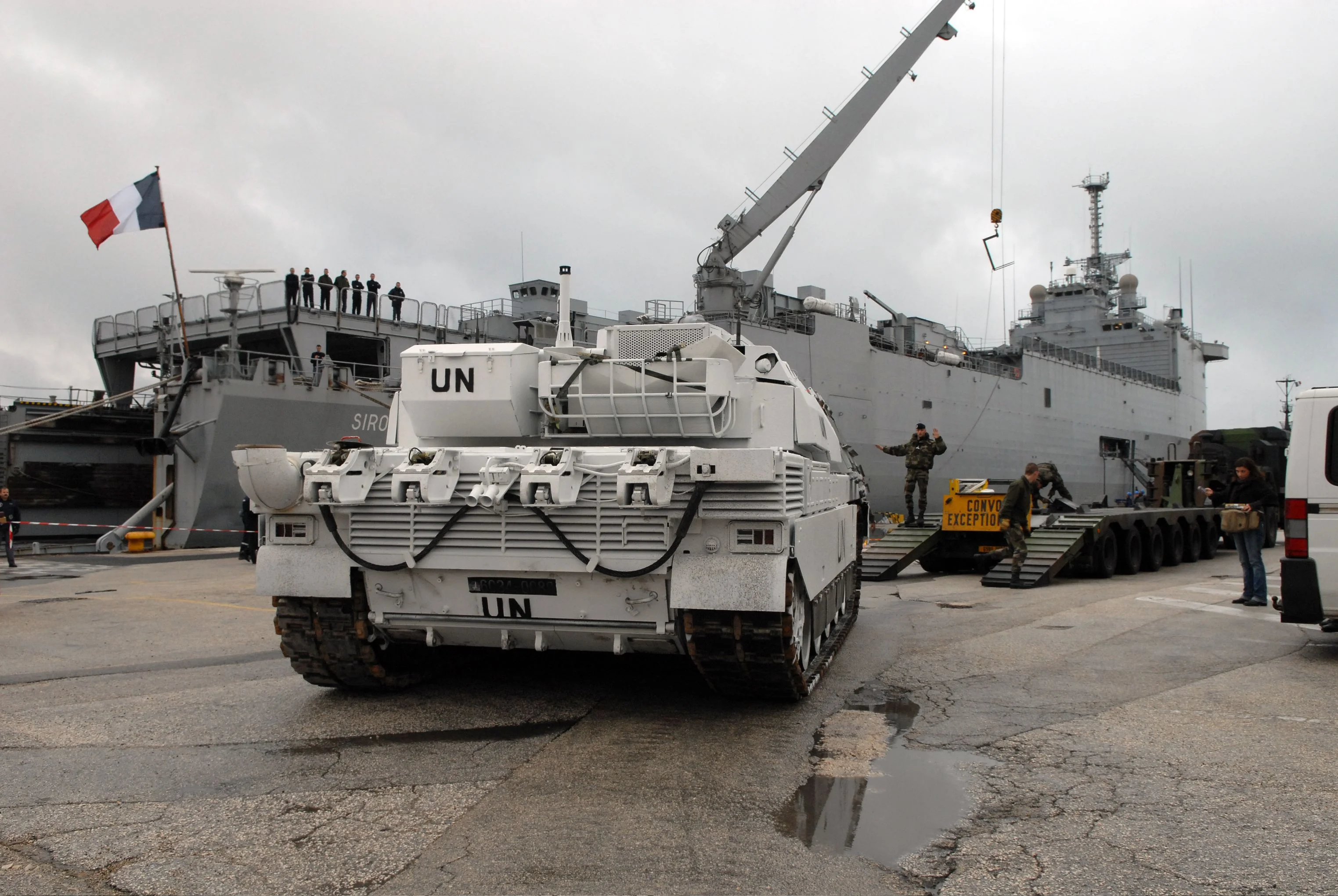 Un char Leclerc aux couleurs de l'ONU devant le Siroco