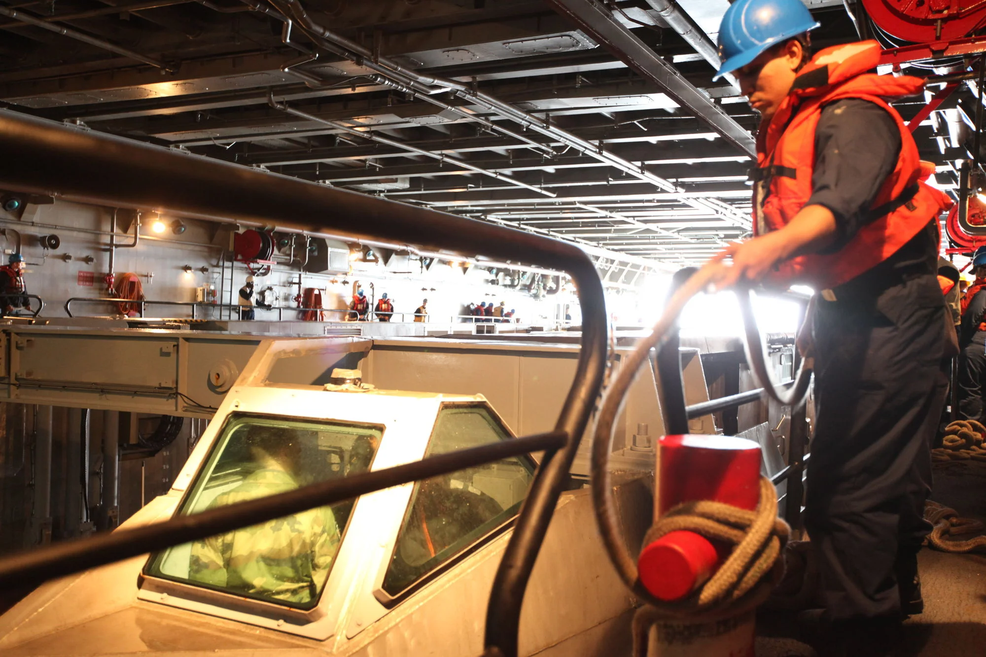 L'équipage du San Antonion amarre l'EDAR