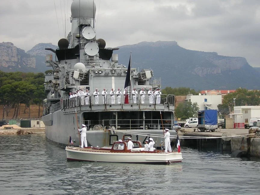 ALFAN, à bord de sa vedette, arrive sur le Mistral