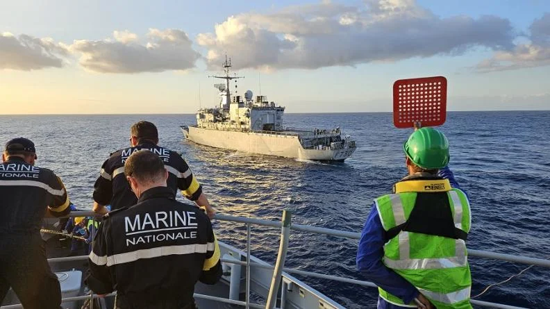Le bâtiment de soutien Champlain s'approche de la frégate Floréal