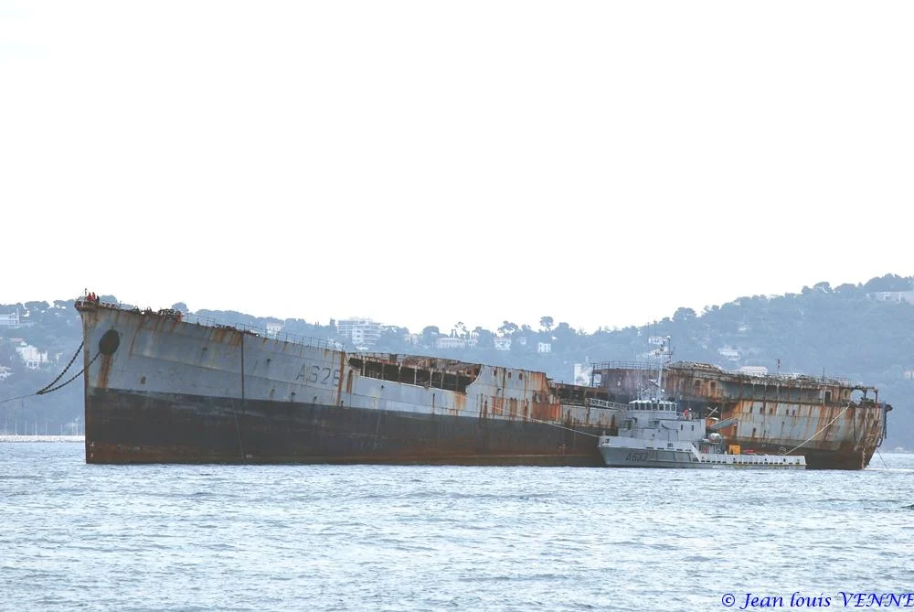 Arrivée à Toulon de la coque de l’ex-pétrolier Saône