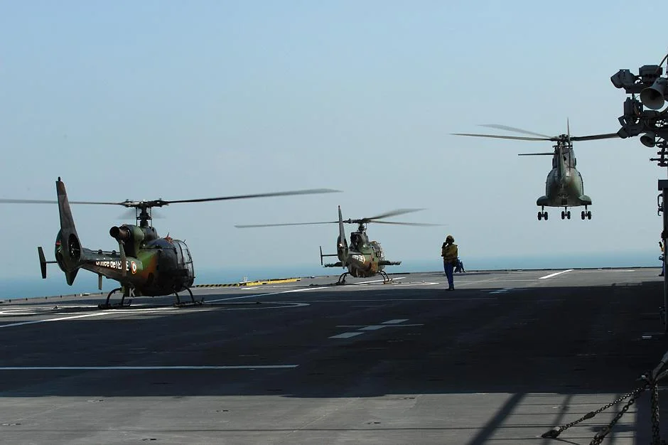 Hélicoptères de l'ALAT se posant sur le Tonnerre