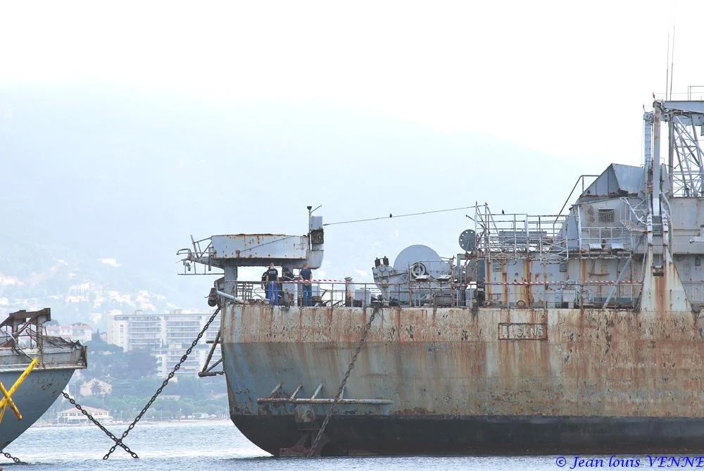 La coque de l’ex-Argens transférée à la base navale de Toulon