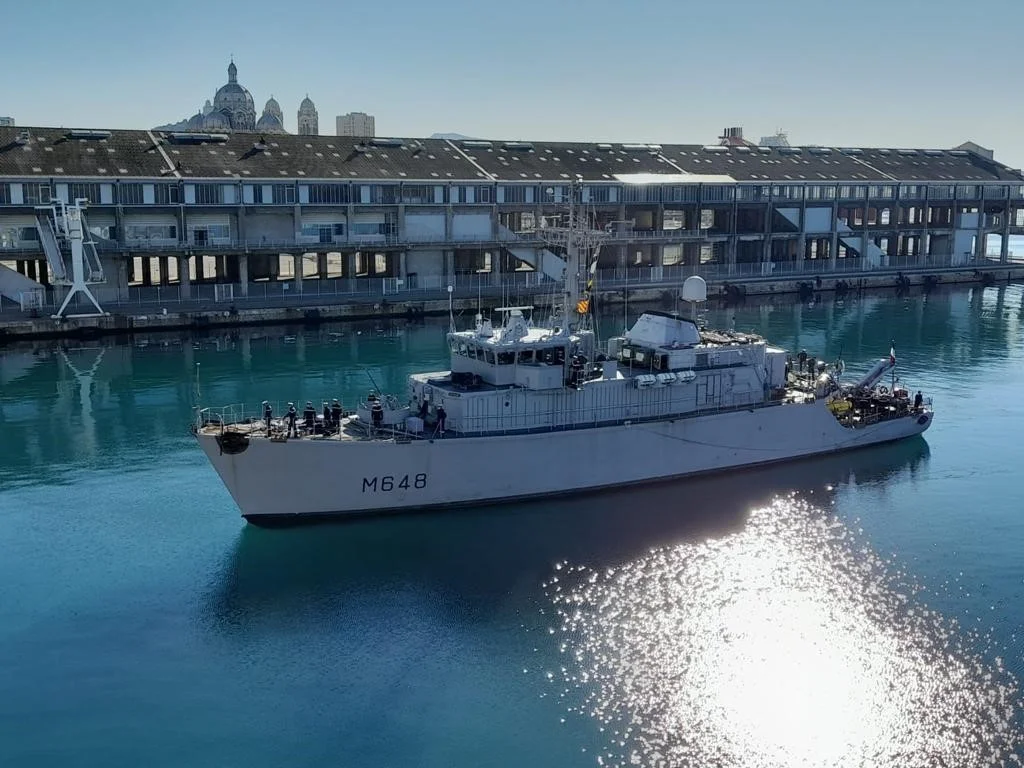 Le chasseur de mines Lyre dans le port de Marseille