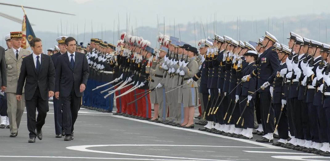 Le président passe les troupes en revue