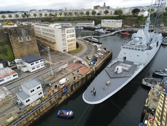 La frégate Bretagne essaie le bassin 3 en Penfeld à Brest