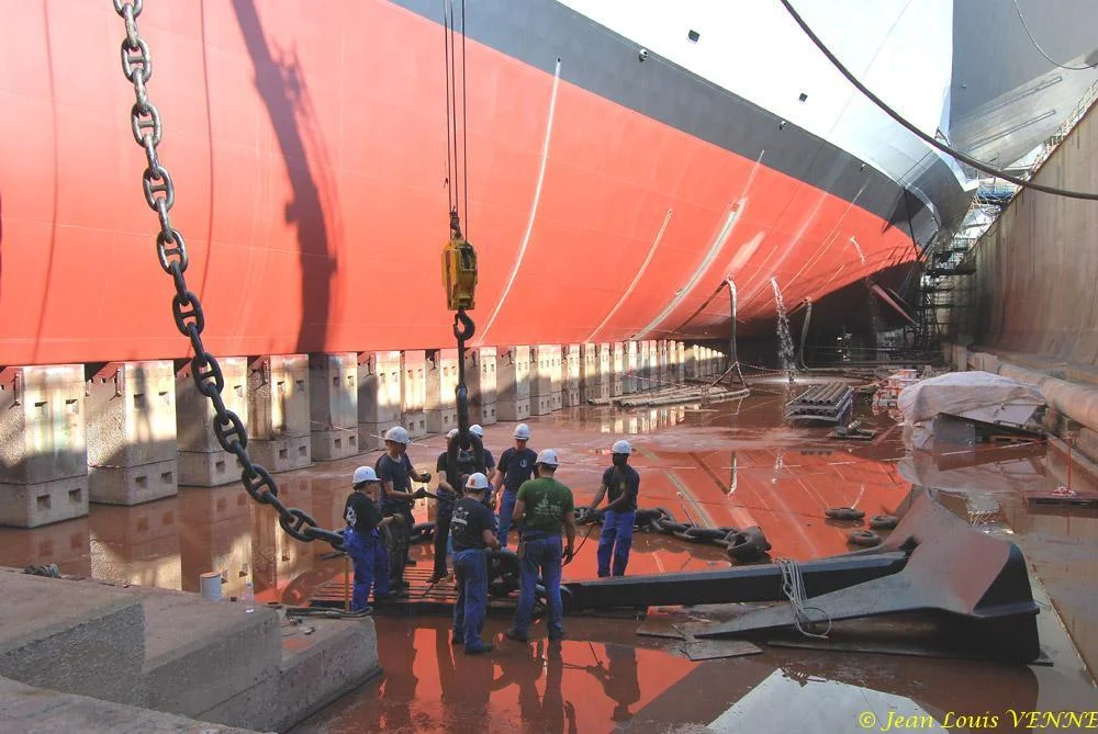 Le Charles de Gaulle ré-embarque ses lignes de mouillage