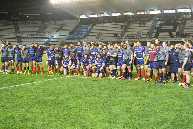 Les joeurs des 2 équipes ensemble, après un match très disputé