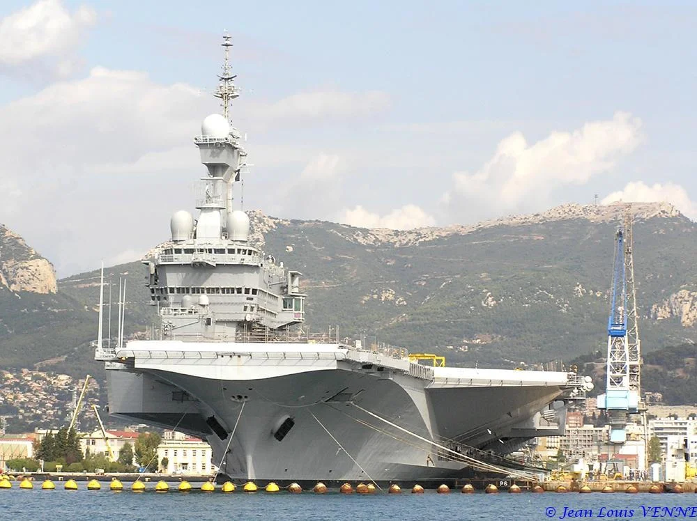 Le porte-avions Charles de Gaulle après son retournement