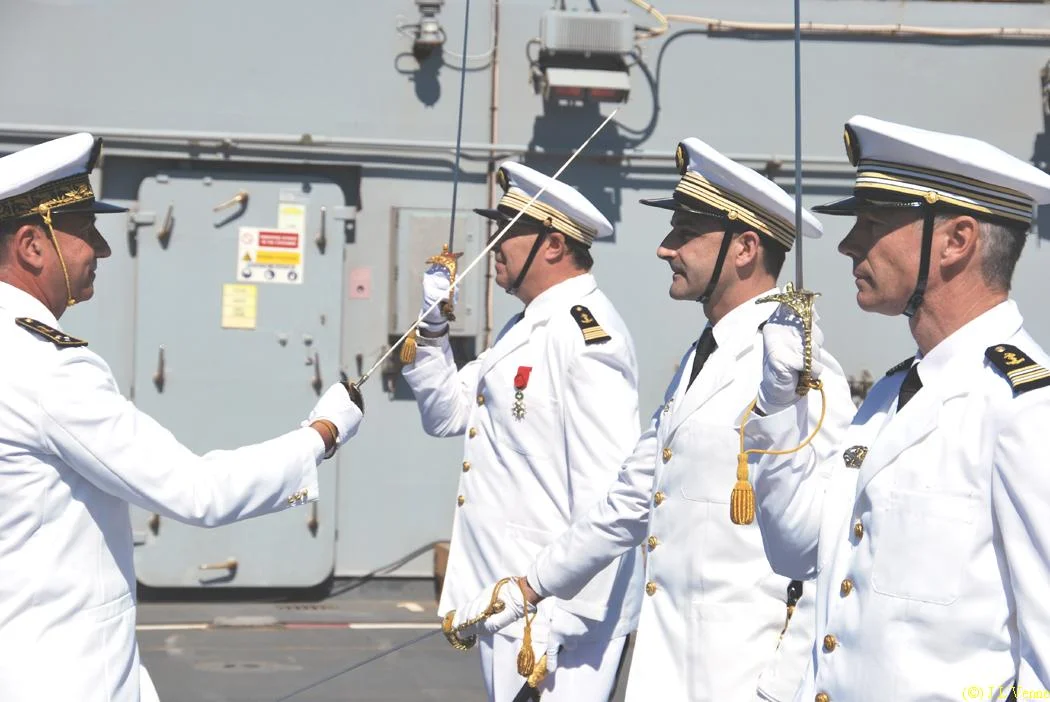 L'amiral fait chevalier le CV Piaton