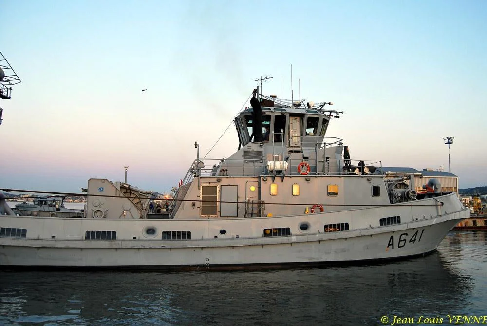 Le Charles de Gaulle sort du bassin